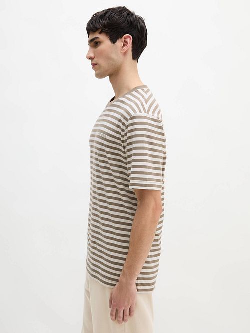 Marc O'Polo T-shirt Stripes Kaki Model / Zijkant