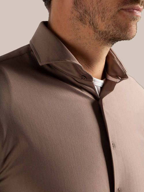 Suitable Herringbone Camisa Elegante Taupe Model / Detail