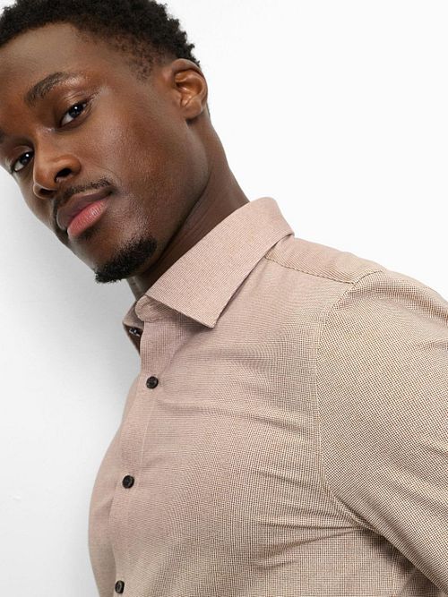 OLYMP Chemise Level 5 24/Seven Pied De Poule Marron Model / Detail