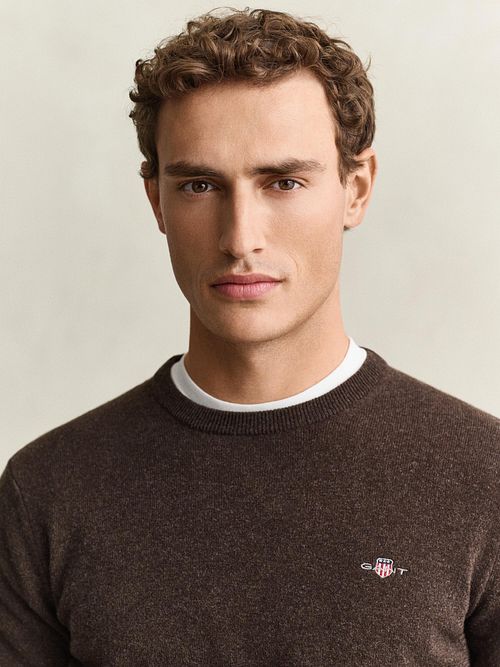 Jersey GANT de lana de cordero en azul medio Model / Voorkant