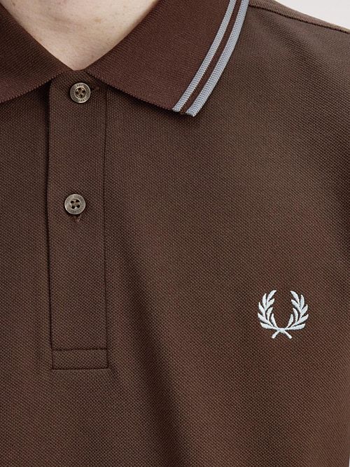 Fred Perry Polo Manica Lunga Brown Model / Detail