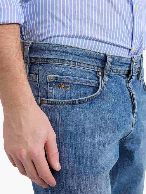 McGregor Jeans Medium Blue Denim Model / Detail
