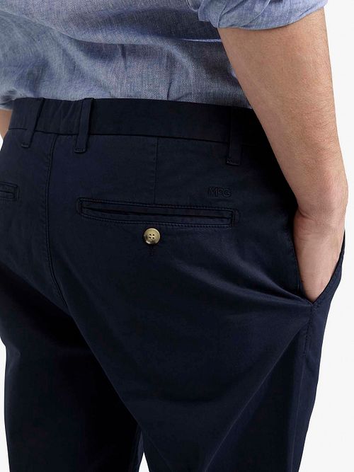 McGregor Chino Garment Dye granatowe Model / Detail