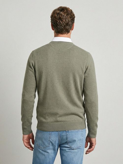 Sweter McGregor Cotton Cashmere w kolorze oliwkowym Model / Achterkant