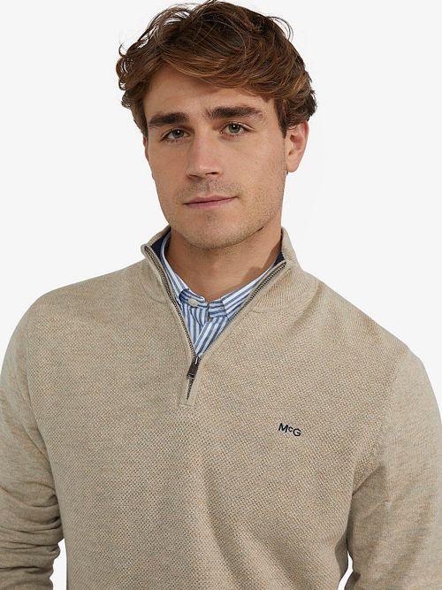 Sweter McGregor z półzamkiem i strukturalnym splotem, w kolorze beżowym Model / Detail