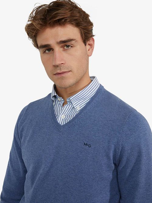 Sweter McGregor z wełną merynosów, z dekoltem w serek, w kolorze niebieskim Model / Detail