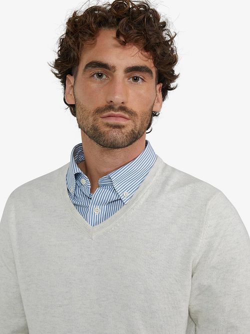 Sweter McGregor z wełną merynosów, z dekoltem w serek, w kolorze złamanej bieli Model / Detail