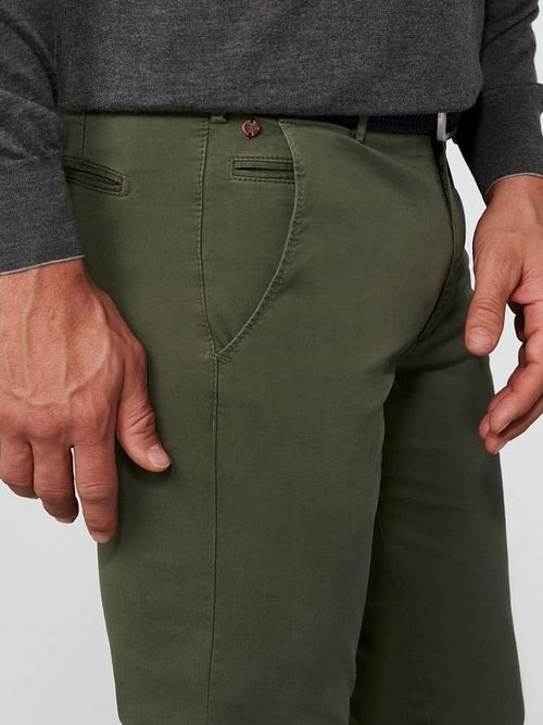 Meyer chino Bonn w ciemnej zieleni Model / Zijkant