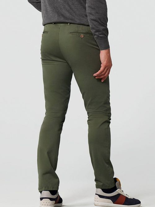 Meyer chino Bonn w ciemnej zieleni Model / Achterkant