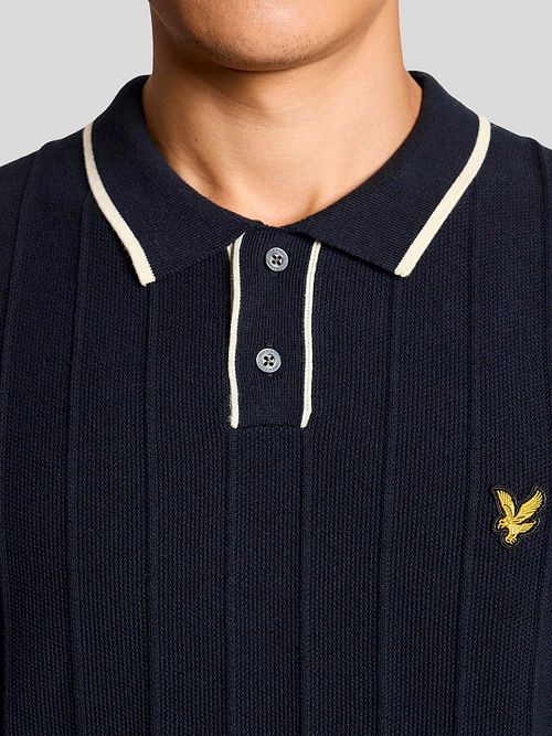 Lyle & Scott Stickad Piké med kontrastkant Mörkblå Model / Detail