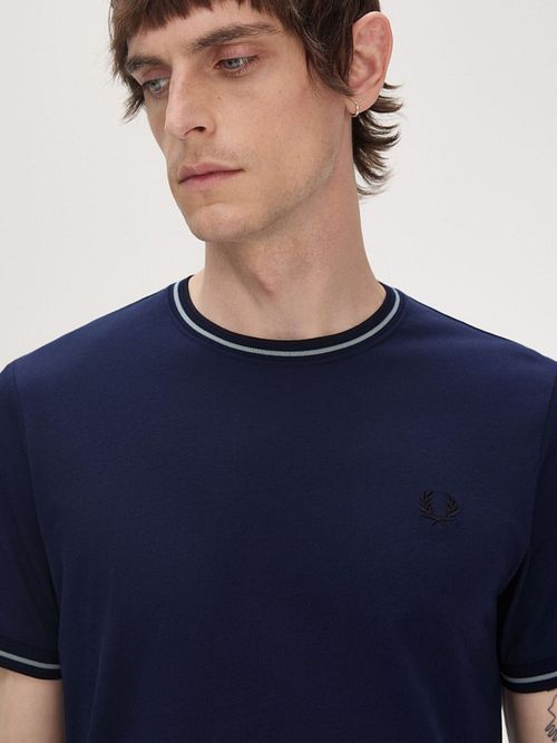 Fred Perry M1588 Zweifach-Geknöpftes T-Shirt Navy Model / Detail