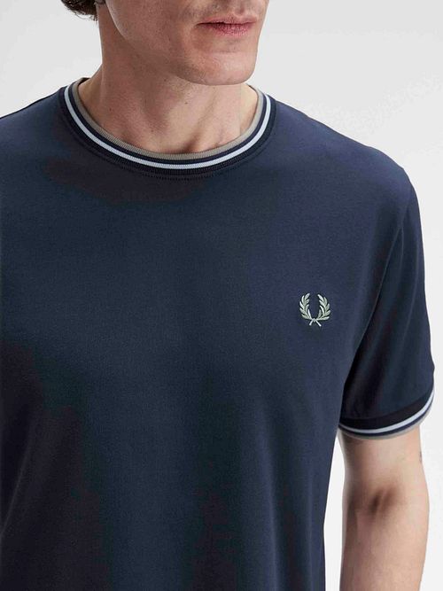 Fred Perry Twin Tipped T-skjorte Marineblå Z47 Model / Detail