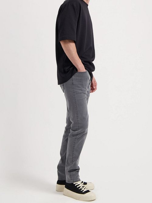 MUD Jeans Denim Rick Grijs Model / Zijkant