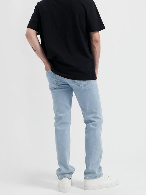 MUD Jeans Denim Bryce Hellblau Model / Achterkant