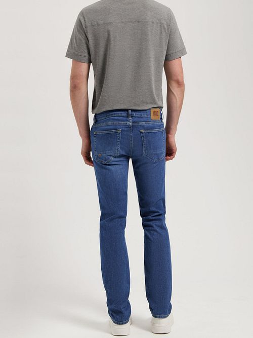 MUD Jeans Denim Regular Bryce Indigo Blauw Model / Achterkant