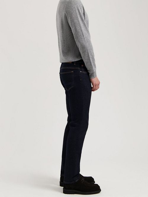 MUD Jeans Hank Bleu Foncé Model / Zijkant