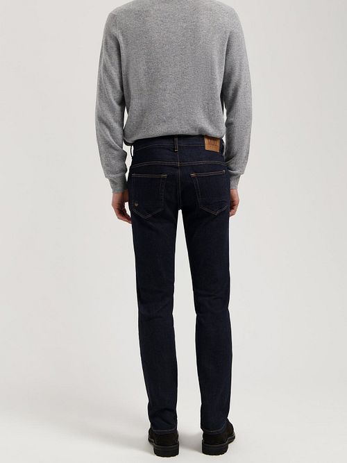 MUD Jeans Hank Mörkblå Model / Achterkant