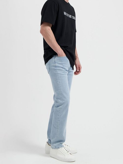 MUD Jeans Denim Bryce Hellblau Model / Zijkant