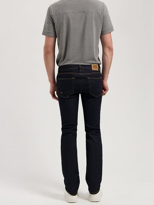 MUD Jeans dżinsy Regular Bryce granatowe Model / Achterkant