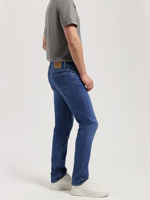 MUD Jeans Denim Regular Bryce Indigo Blue Model / Zijkant