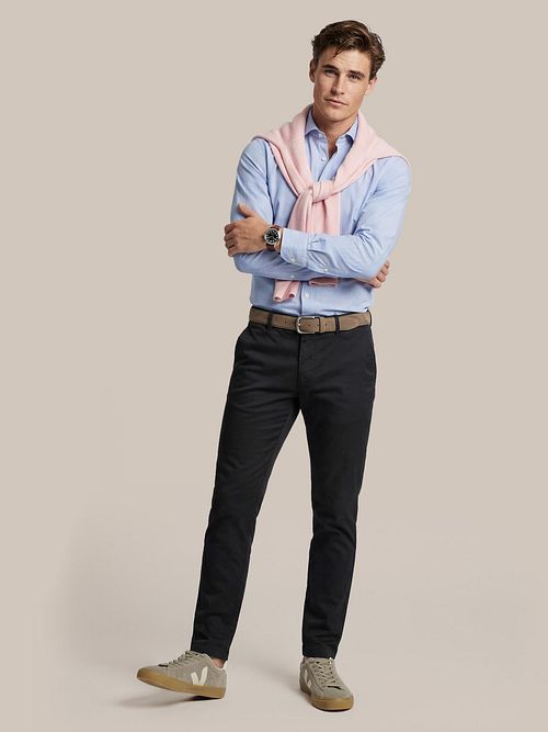 Chinosy Steppin' Out Newbury Light Twill w kolorze granatowym Model / Voorkant