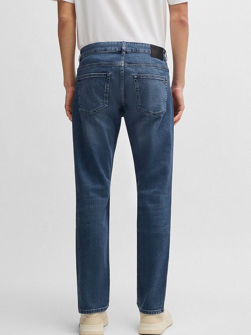 Jeansy BOSS Delaware w kolorze średniego niebieskiego Model / Achterkant