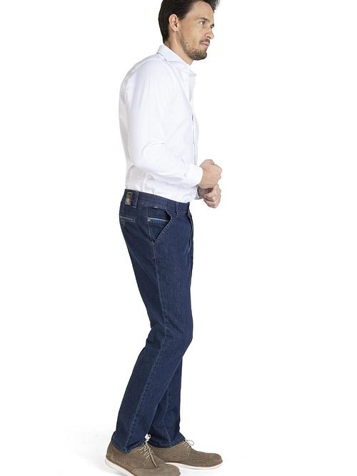 Chinosy Club Of Comfort Garvey Denim w kolorze średniego niebieskiego Model / Zijkant