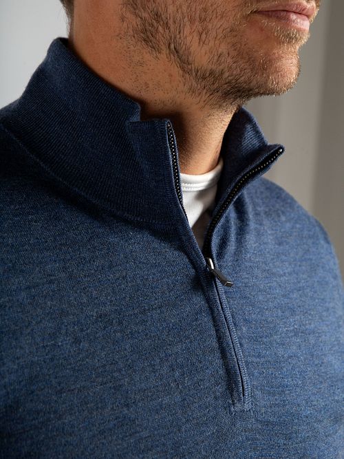 Sweter Suitable z wełny merynosów z zamkiem half zip, niebieski denimowy Model / Detail