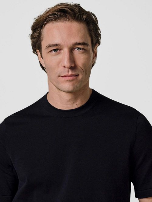 Profuomo Knitted T-Shirt Navy Model / Detail