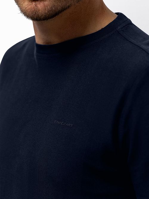 T-shirt State of Art Herringbone w kolorze granatowym Model / Detail