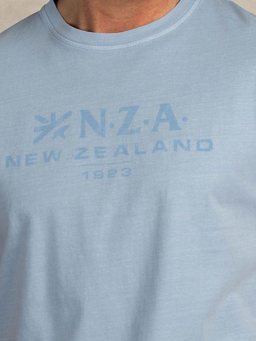 T-shirt NZA z wyblakłym logo w kolorze błękitnym Model / Detail