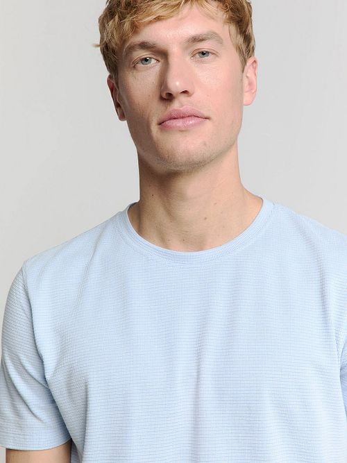 No Excess T-Shirt con textura azul claro Model / Voorkant