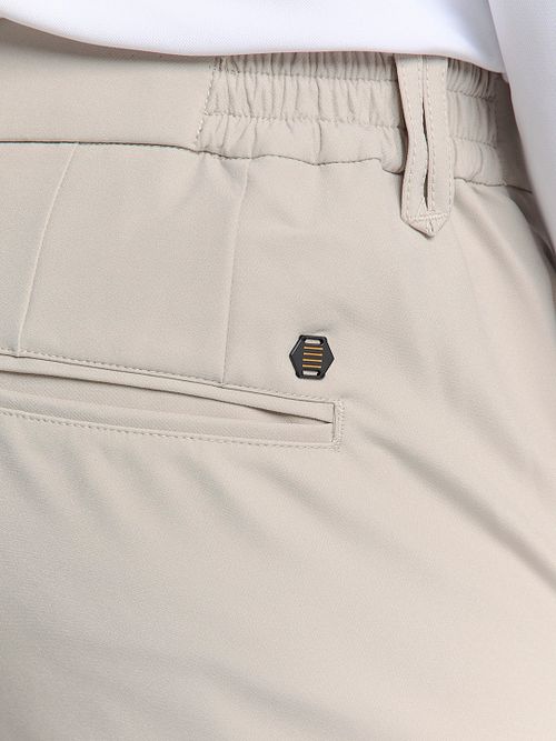 No Excess Chino med 4-vägs stretch i färgen Sedoc Stone Model / Detail