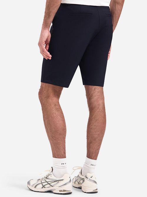 No Excess Chino Short 4-Way Stretch Sedoc Navy Model / Zijkant