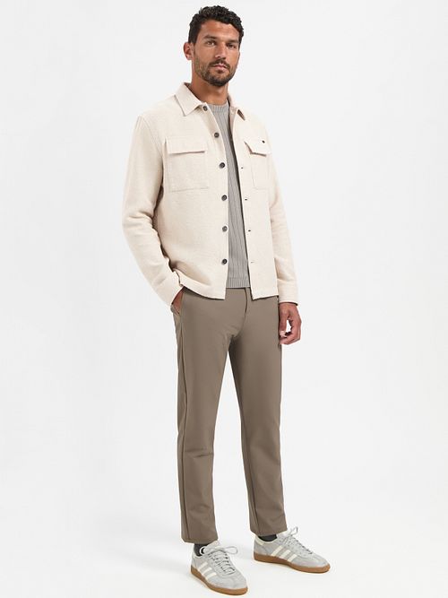 Overshirt No Excess bouclé w kolorze ecru Model / Voorkant