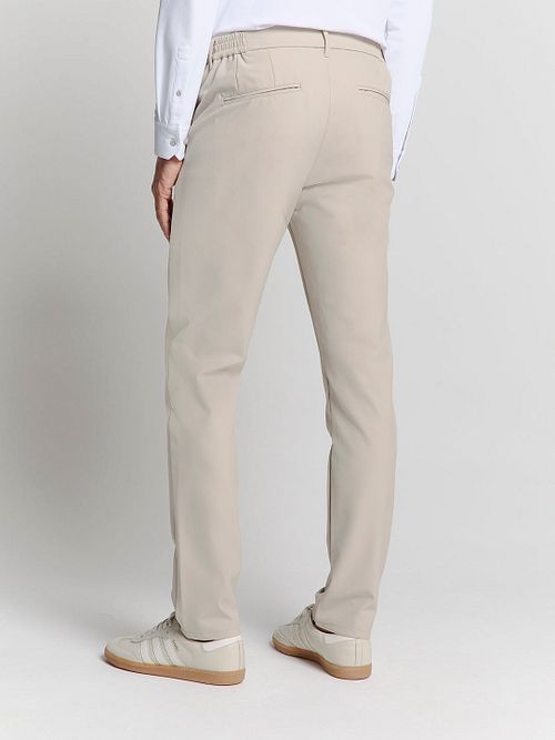 Chino No Excess 4-Way Stretch Sedoc Stone Model / Achterkant