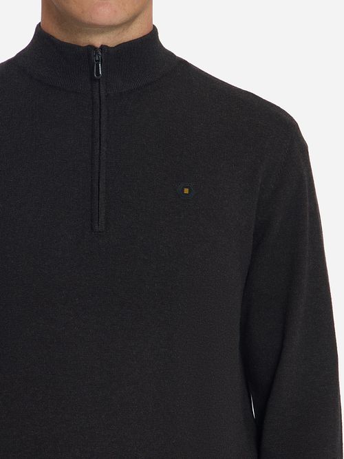 No Excess Half Zip Pull Marron Model / Detail