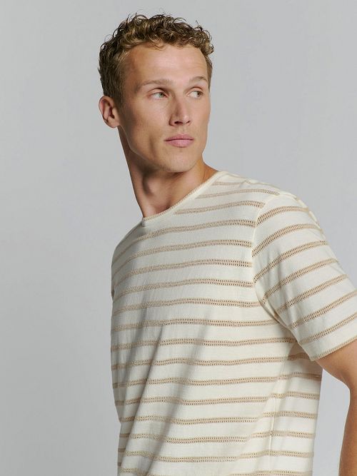No-Excess T-skjorte med rund hals og jacquard-striper Model / Voorkant