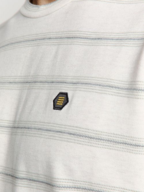 No-Excess T-skjorte med runde hals Jacquard striper i fargen Ecru Model / Detail