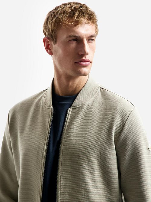 No Excess Vest Texture Taupe Model / Detail