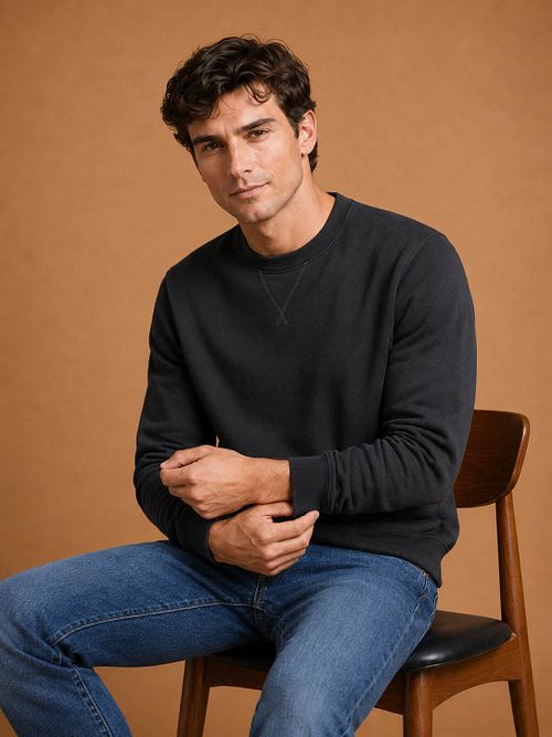 King Essentials The George Sweater Noir Model / Voorkant