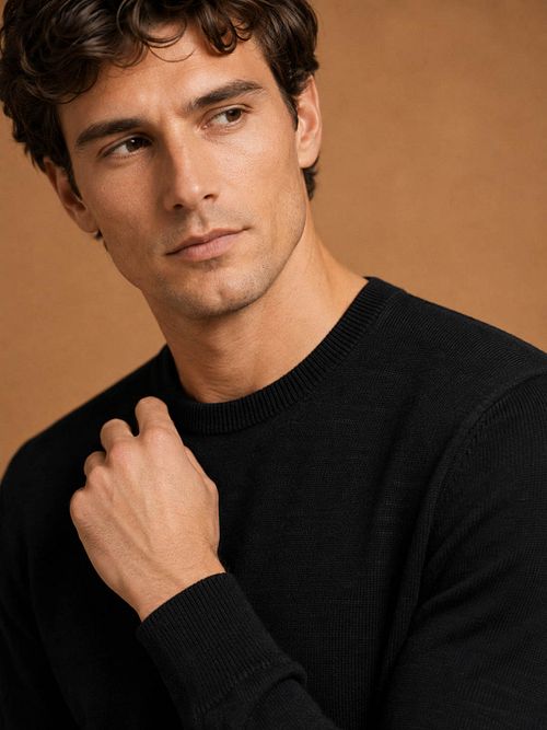 King Essentials The John Pull en Laine Mérinos Noir Model / Voorkant