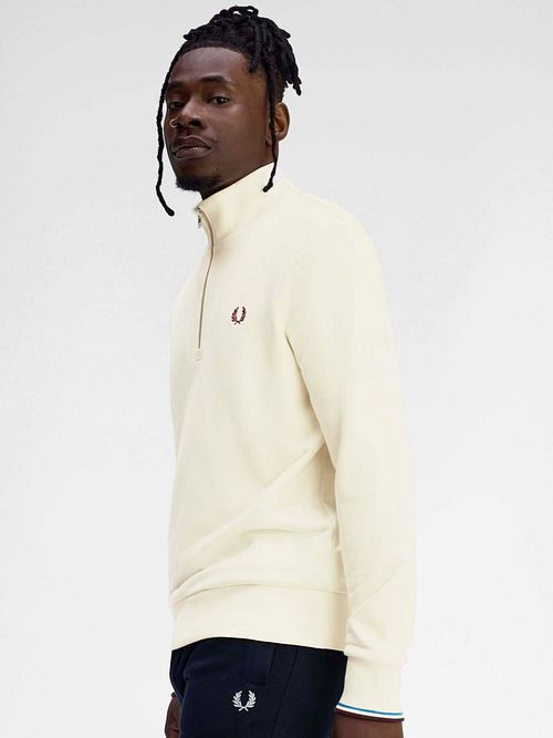Fred Perry Halv glidelåstrøye i ecru Model / Zijkant