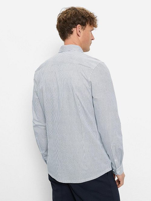OLYMP Level 5 24/Seven Camicia Penstripe Blue Model / Achterkant