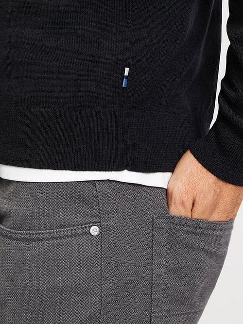 Olymp Casual sweter z wełny w kolorze granatowym Model / Detail