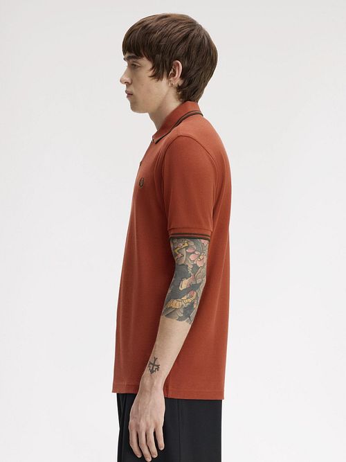Fred Perry Polo Tipped M3600 Brique 81C Model / Zijkant