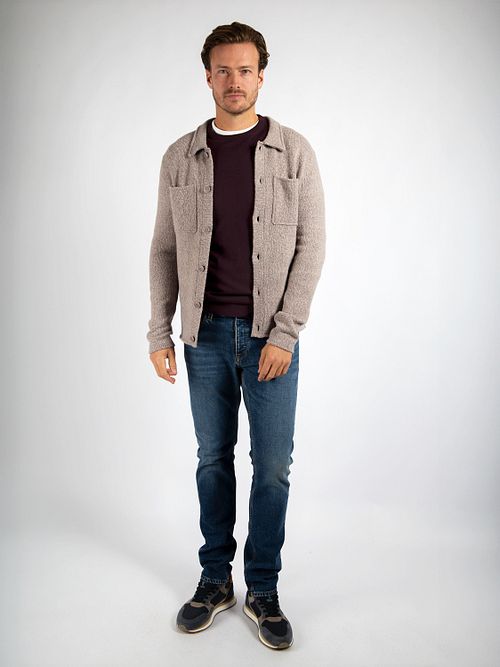 Passende Cardigan Kokt Ull Taupe Model / Voorkant med Stefan