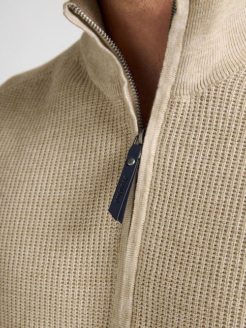 Dzianinowy sweter Petrol Nashville z zamkiem przy kołnierzu, beżowy Model / Detail