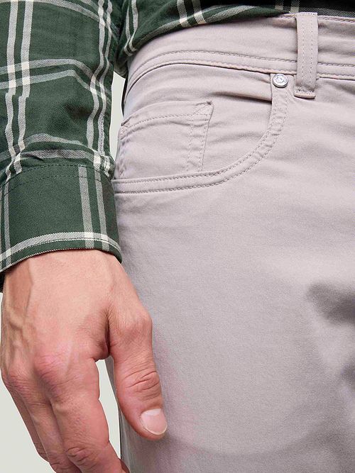 Spodnie Pierre Cardin Lyon Tapered w odcieniu greige Model / Detail