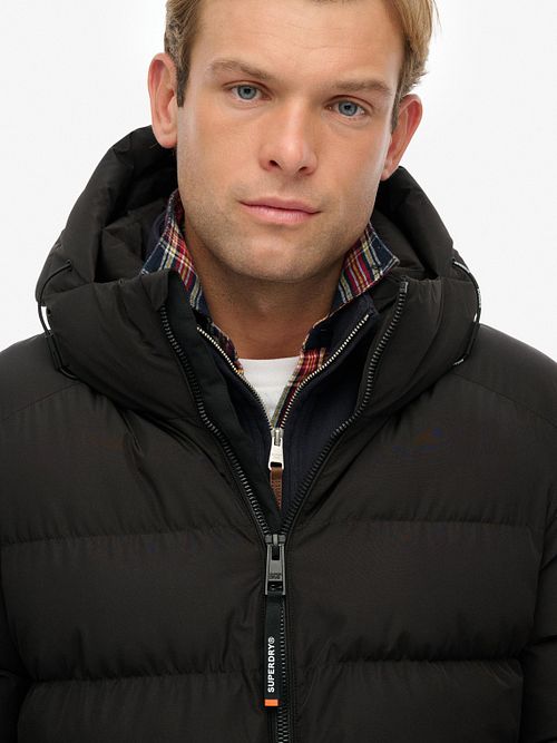Piumino con cappuccio Superdry nero Model / Voorkant